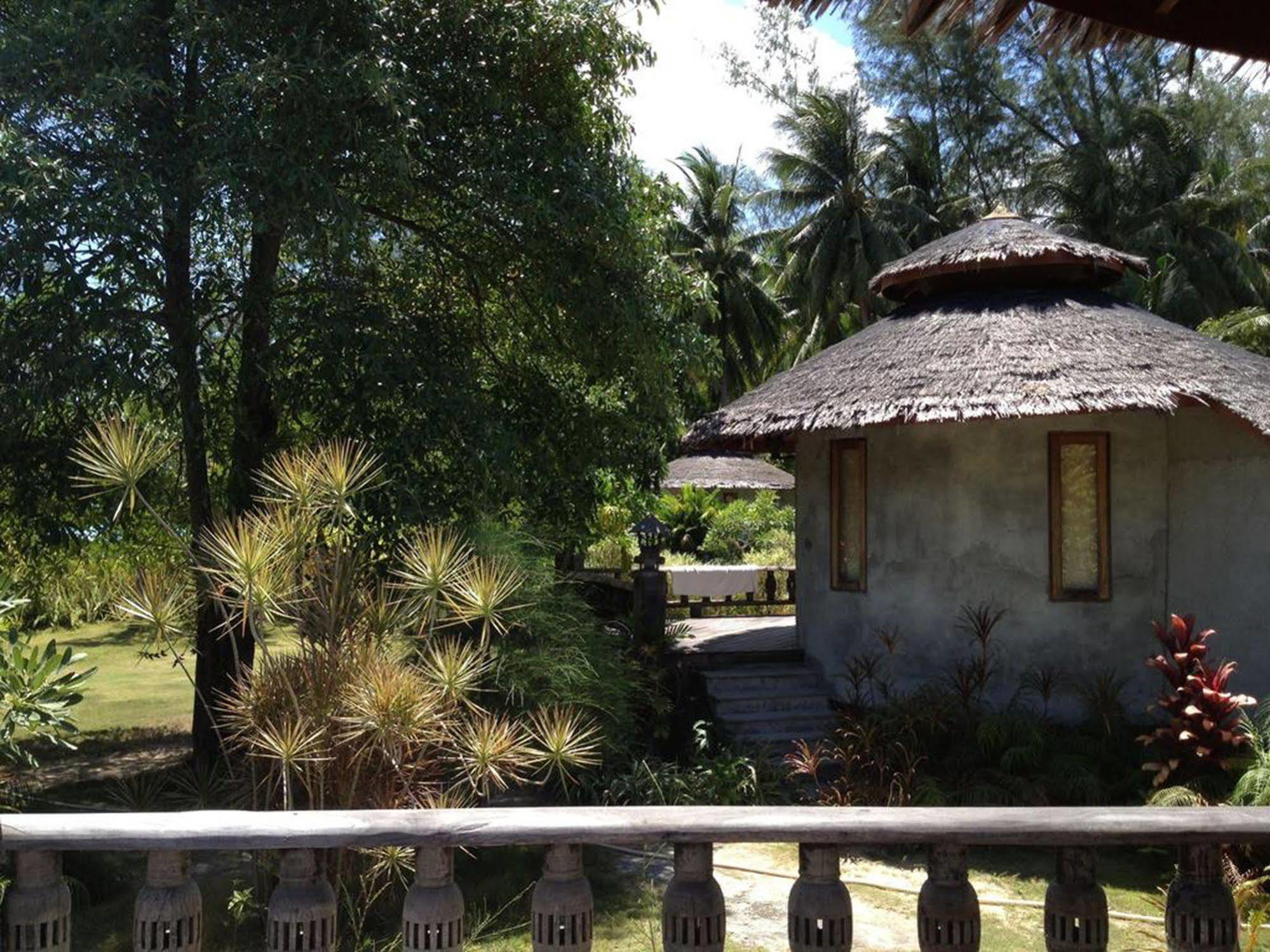 Malibu Beach Bungalows Chaloklum Exterior photo